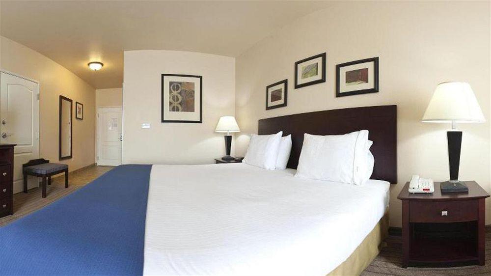 Holiday Inn Express Hotel & Suites Marshall By Ihg Esterno foto