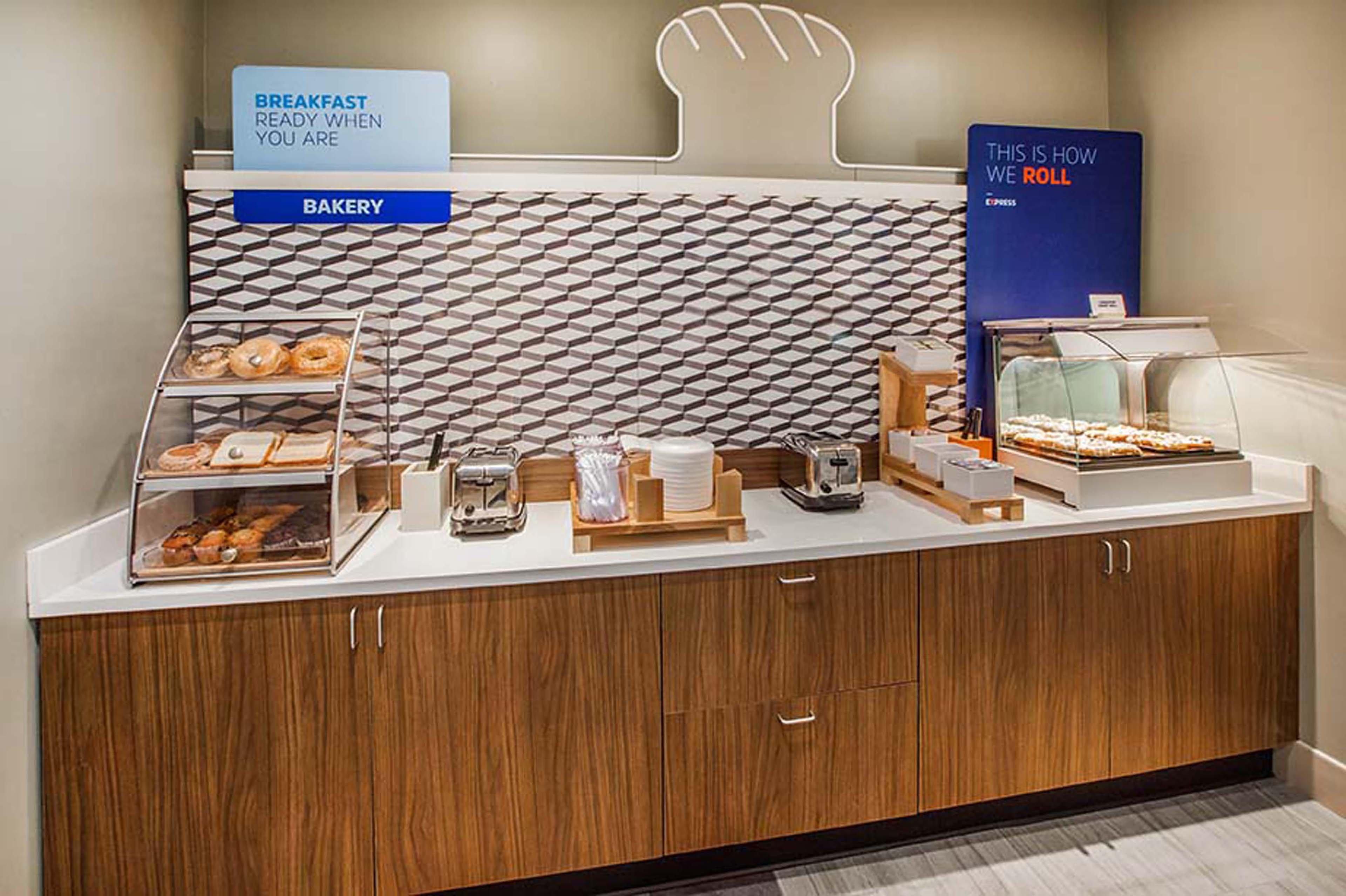 Holiday Inn Express Hotel & Suites Marshall By Ihg Esterno foto