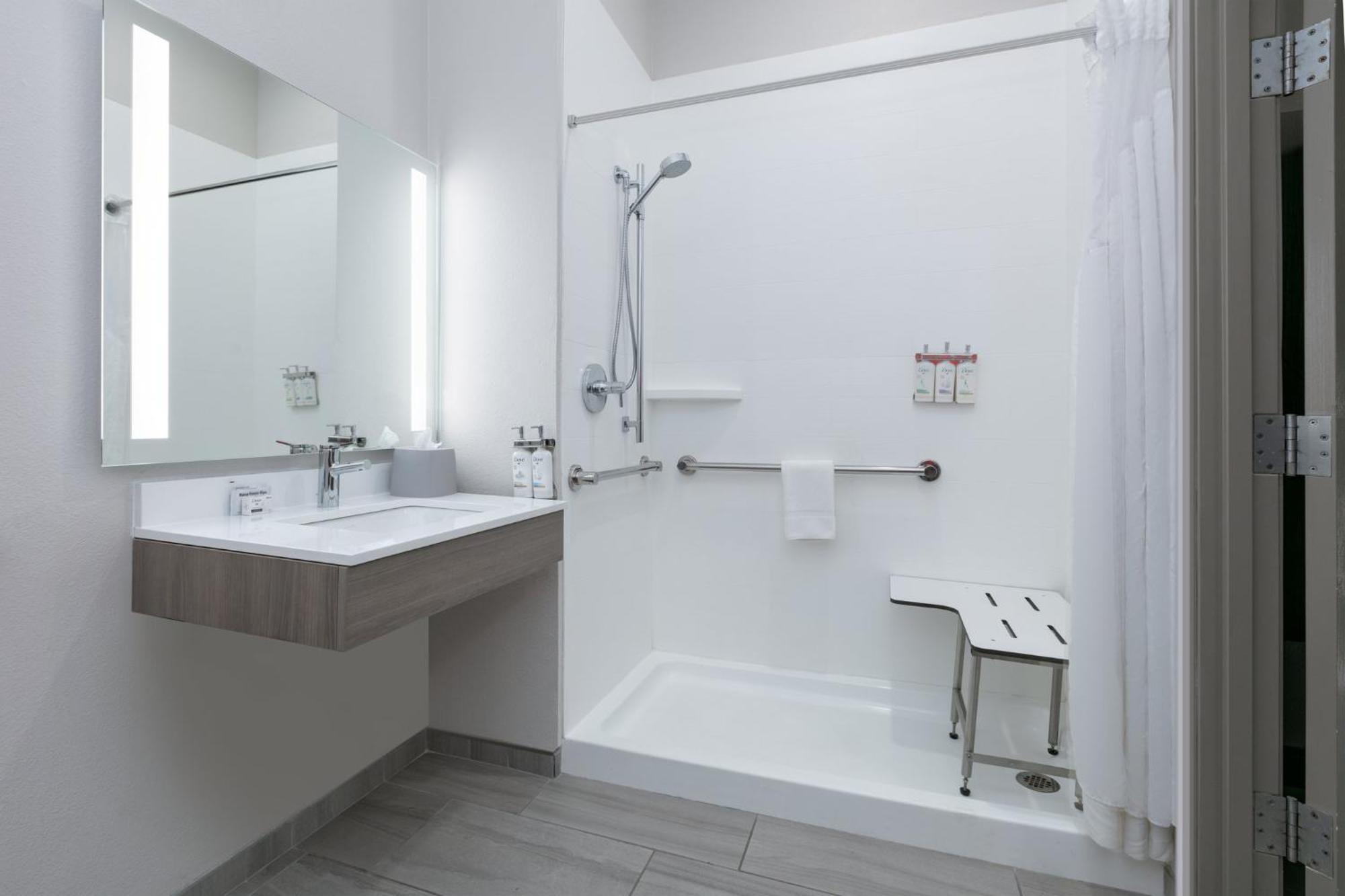 Holiday Inn Express Hotel & Suites Marshall By Ihg Esterno foto