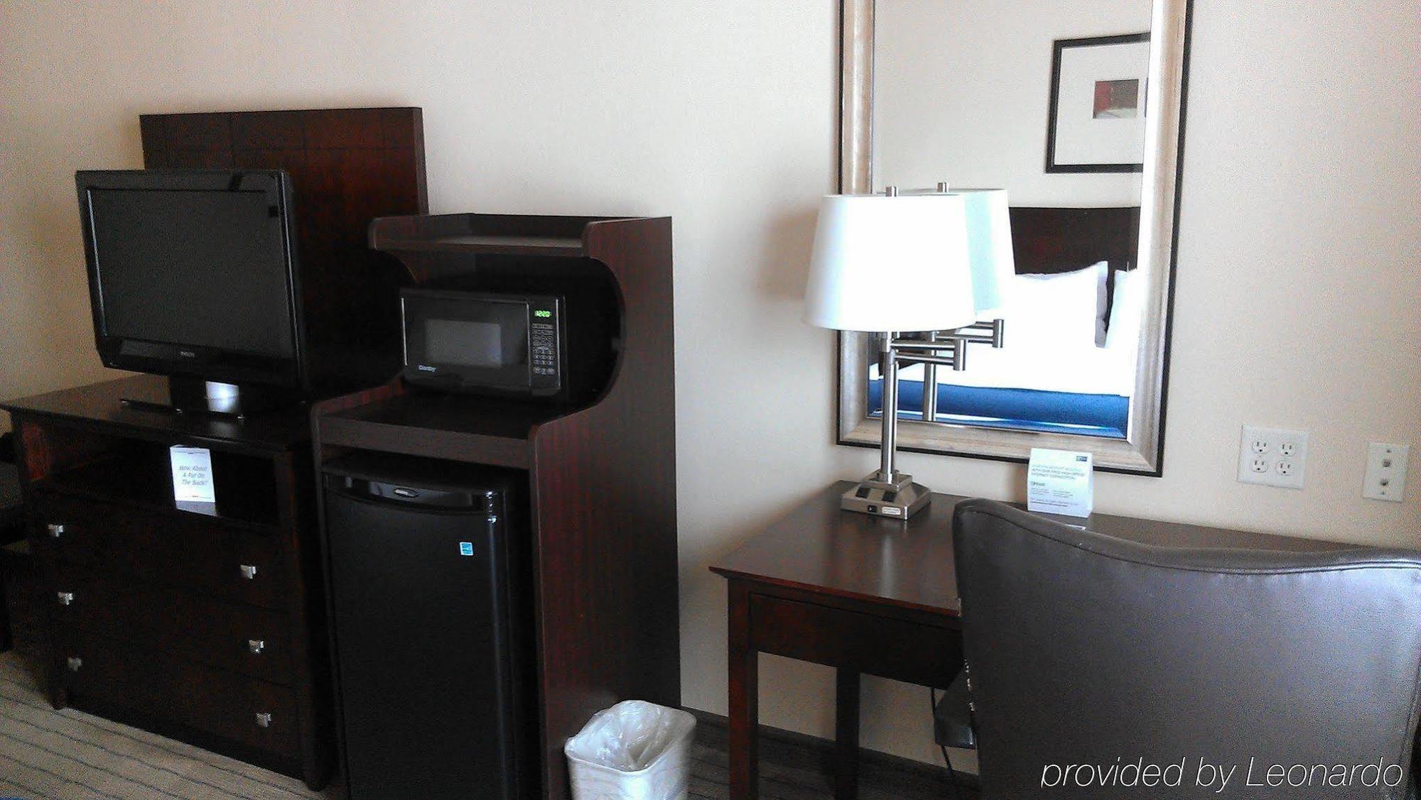 Holiday Inn Express Hotel & Suites Marshall By Ihg Esterno foto